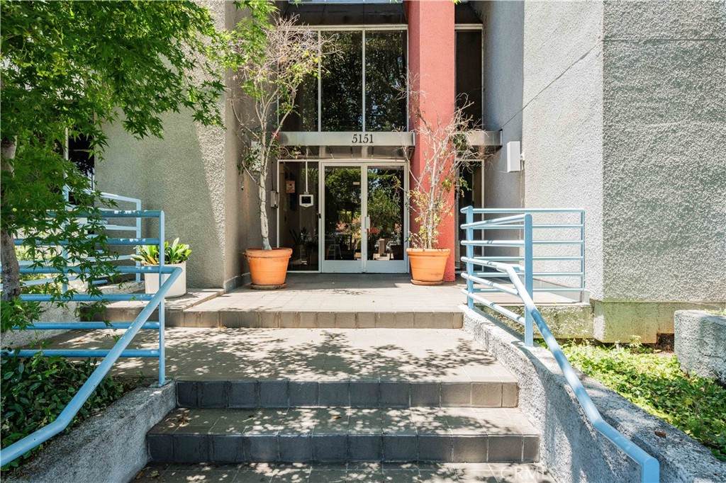 5151 Balboa Boulevard - Photo 1