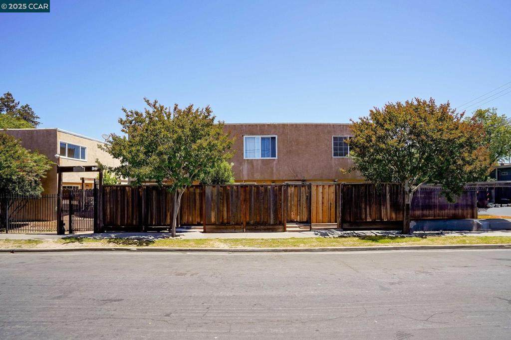 1560 Pine St - Photo 1