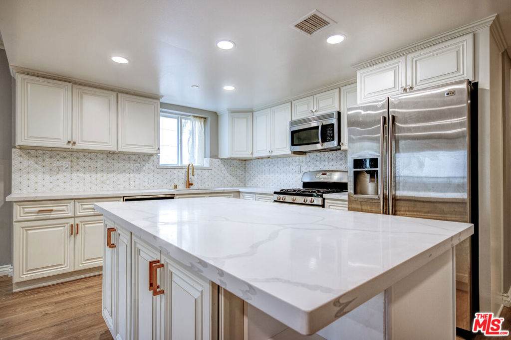 980 Oxford Avenue - Photo 1