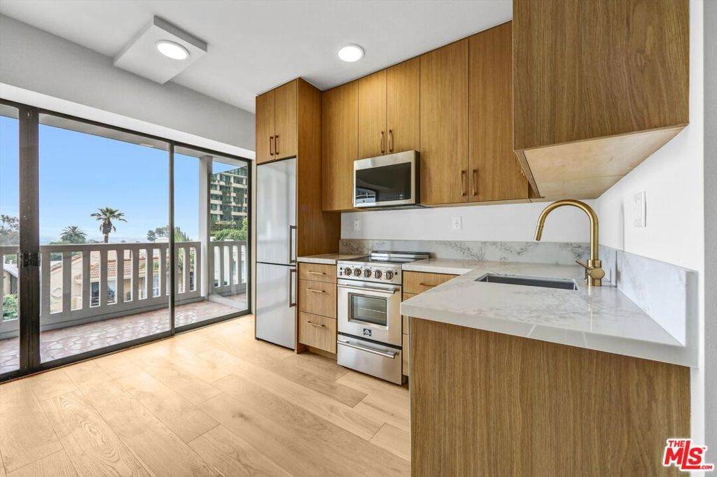999 Doheny Drive - Photo 1