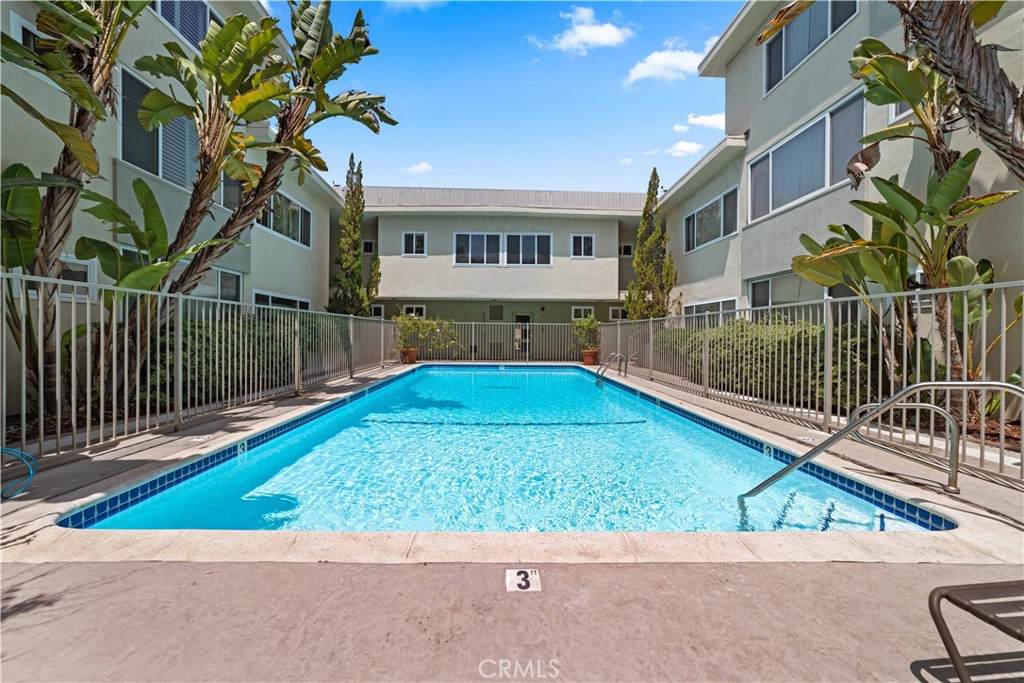 1525 Hayworth Ave - Photo 1