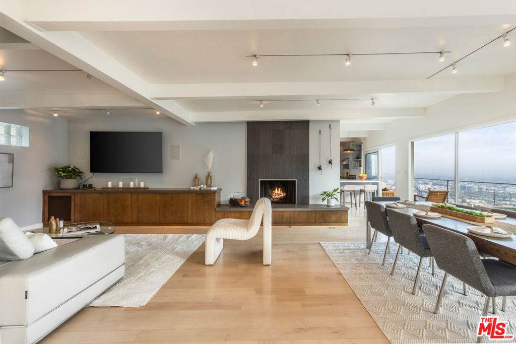 8558 Hollywood Boulevard - Photo 1