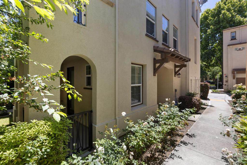 211 Okeefe Way - Photo 1