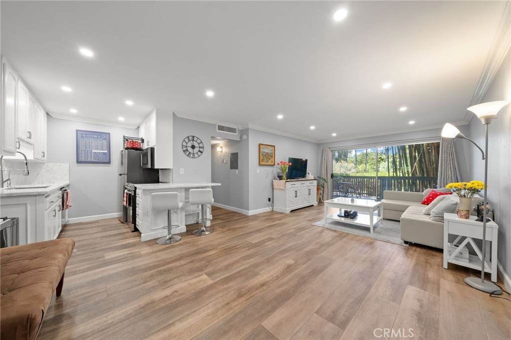 564 Bellflower Boulevard - Photo 1