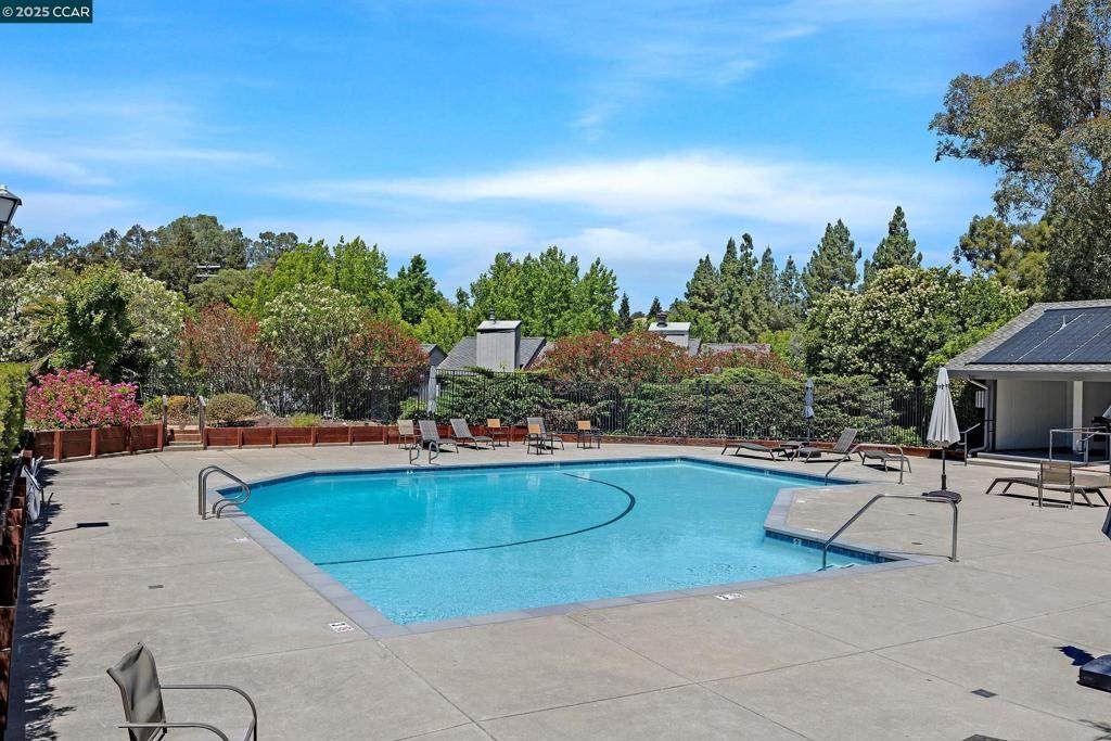 1496 Ashwood Dr - Photo 1