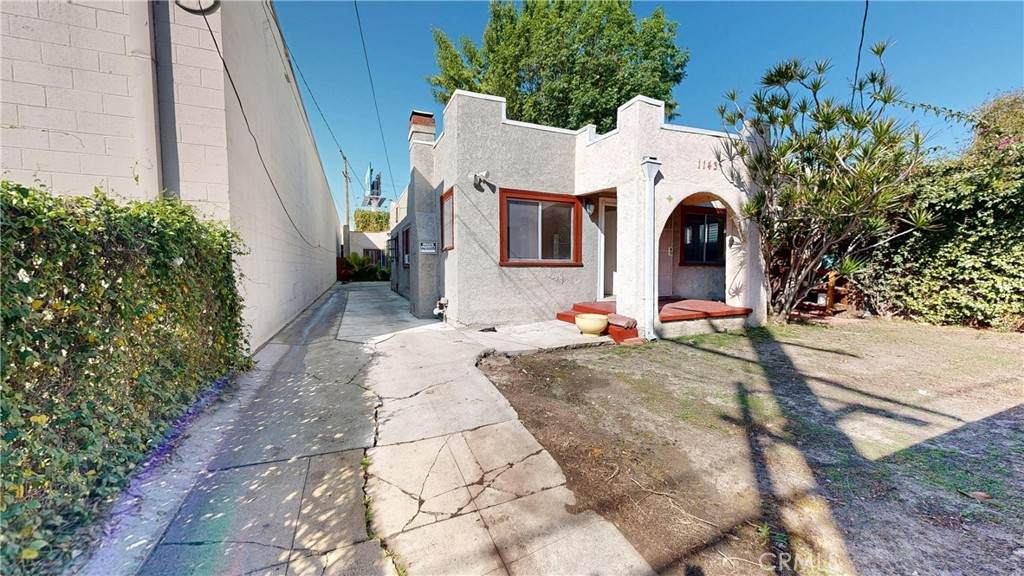 1143 Sycamore Avenue - Photo 1