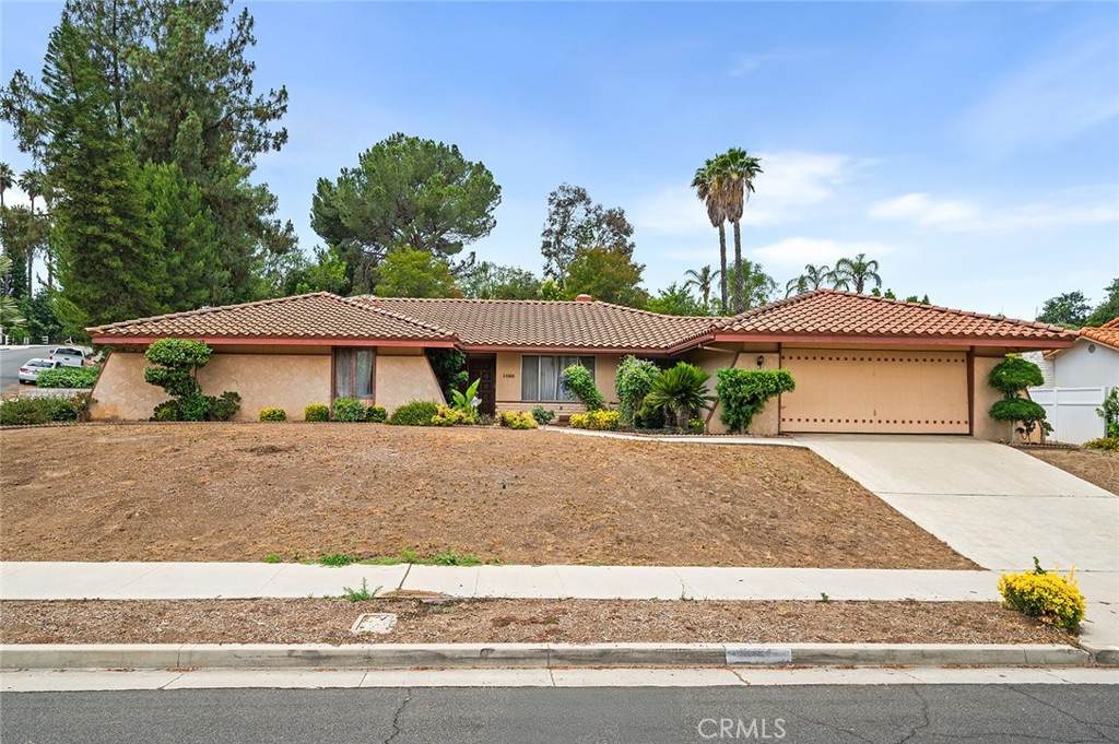 1500 Country Club Drive - Photo 1