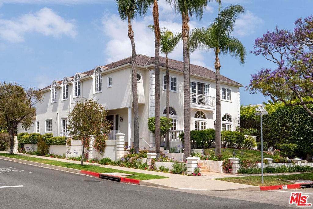 201 Palm Drive - Photo 1