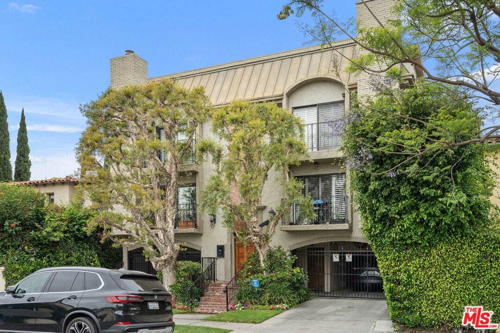 839 Holt Avenue - Photo 1