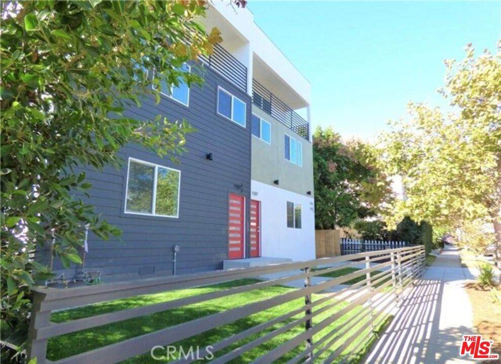1113 Carmona Avenue - Photo 1