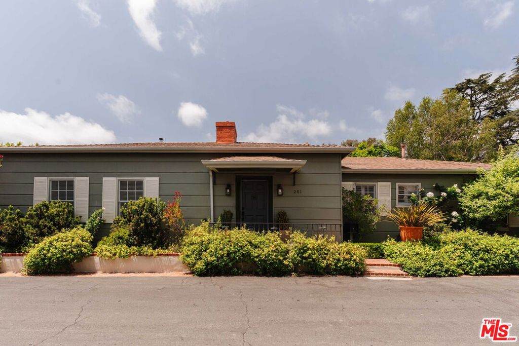 261 Carmelina Avenue - Photo 1