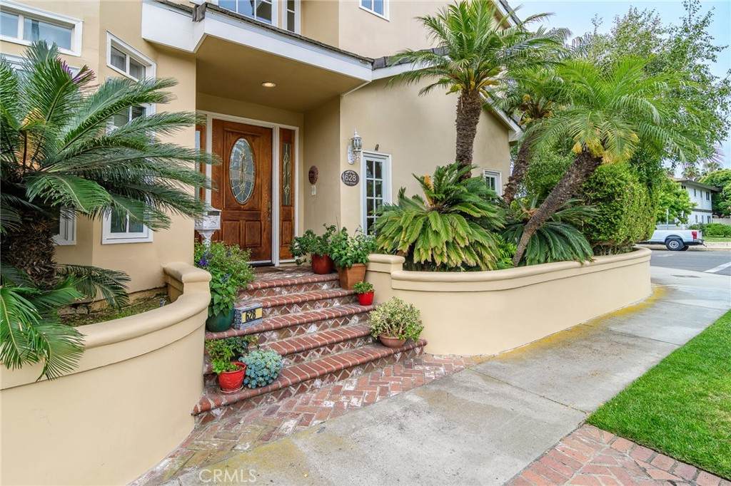 628 10th Street - Photo 1