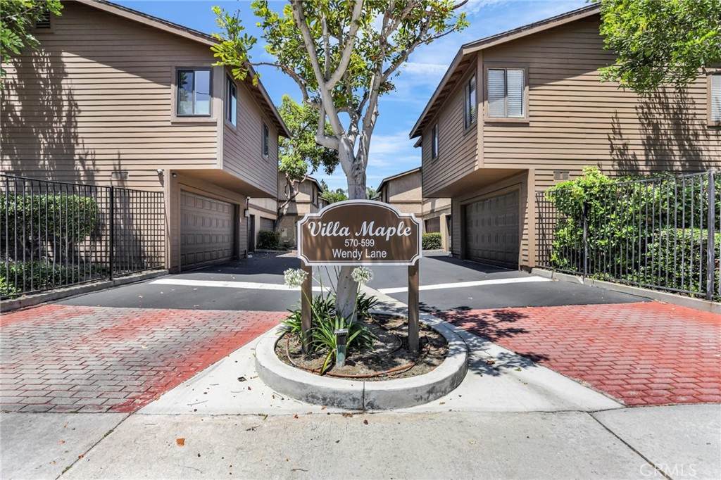 579 Wendy Lane - Photo 1