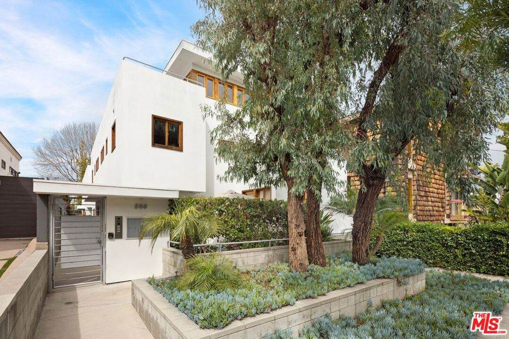 505 Pier Avenue - Photo 1