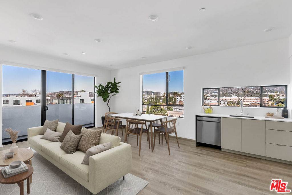 521 Gramercy Place - Photo 1