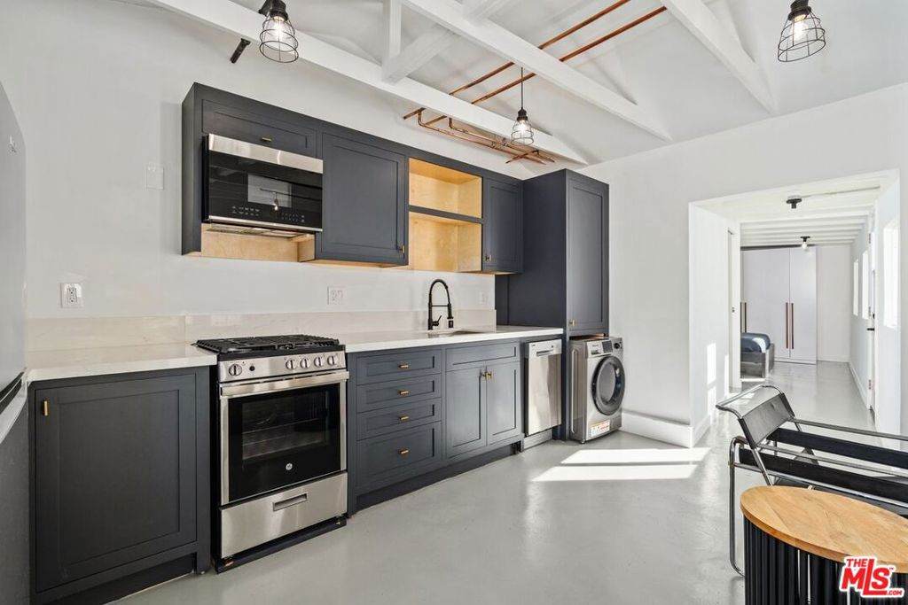 1034 Bay Street - Photo 1