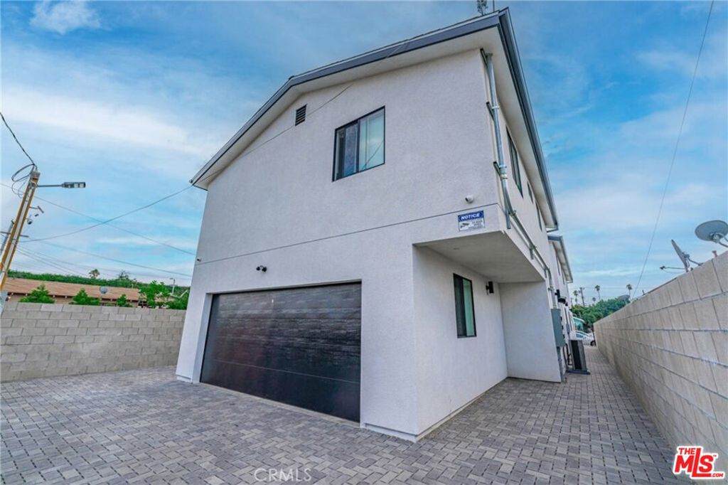 433 Gage Avenue - Photo 1