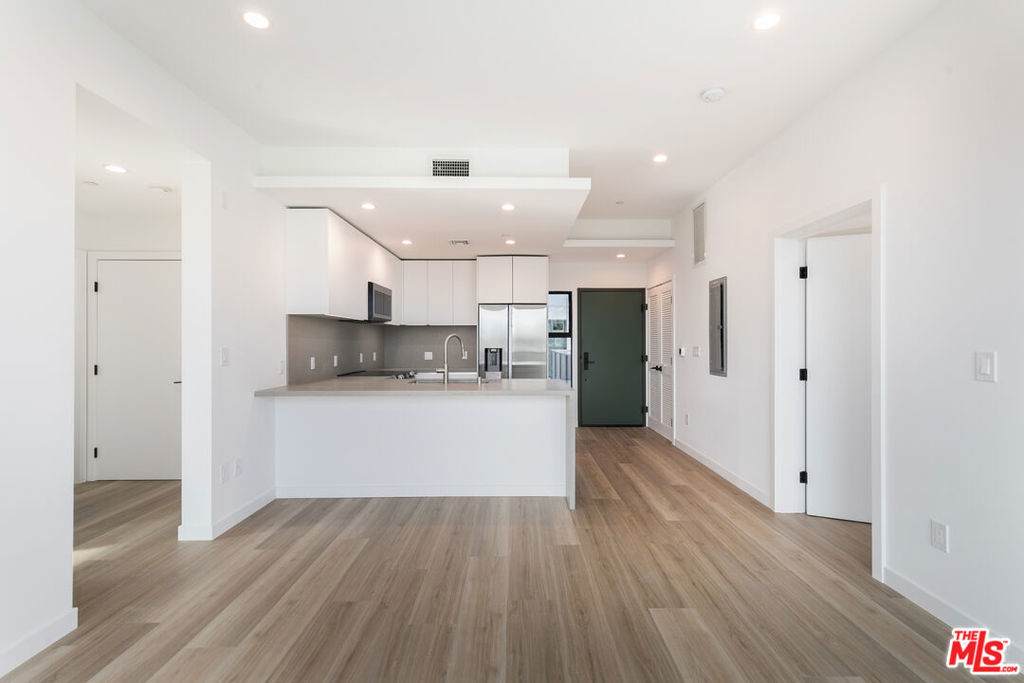 829 Larrabee Street - Photo 1