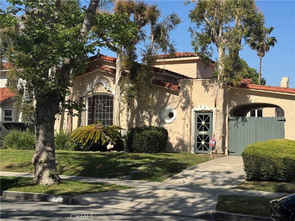 144 La Peer Drive - Photo 1