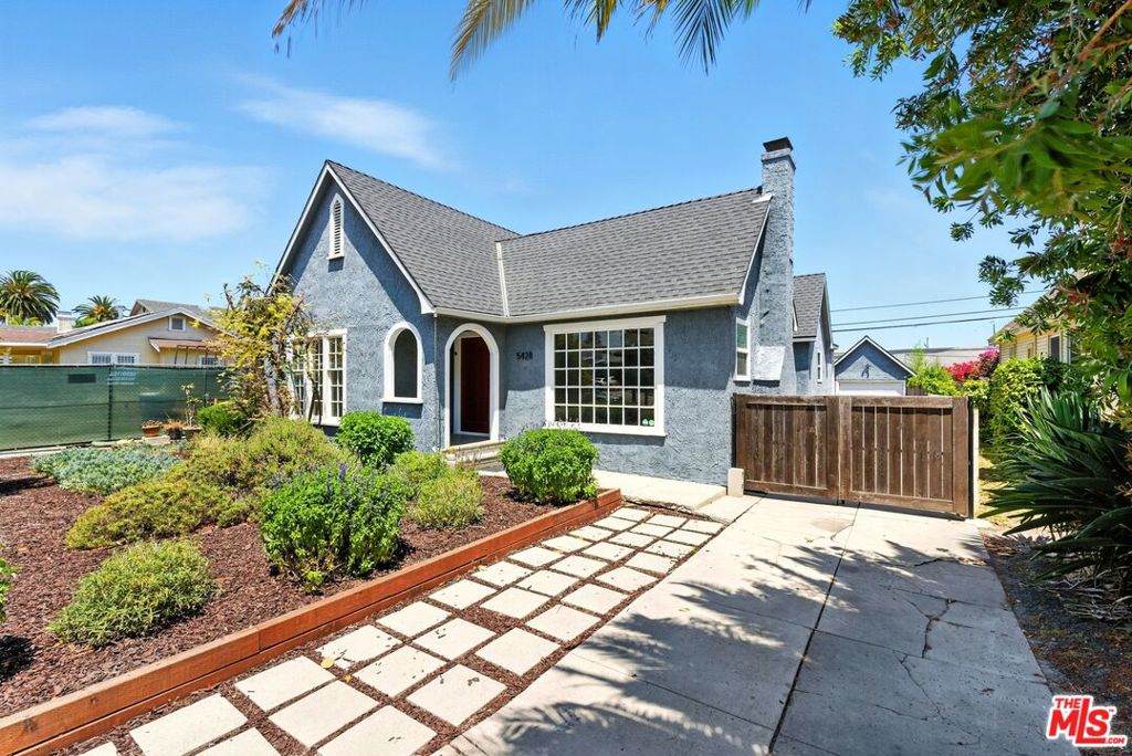 5428 Victoria Avenue - Photo 1
