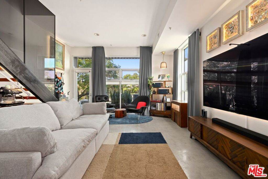 140 Gramercy Place - Photo 1
