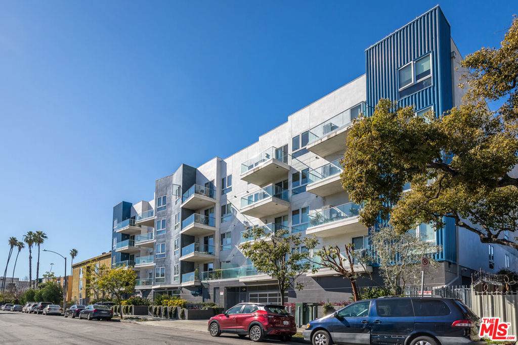 105 Mariposa Avenue - Photo 1