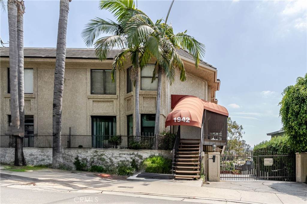 1942 Grace Avenue - Photo 1