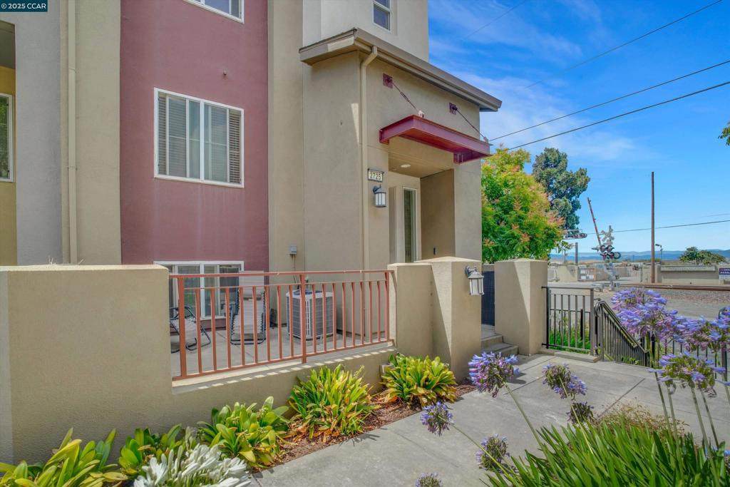 2725 Holly St - Photo 1