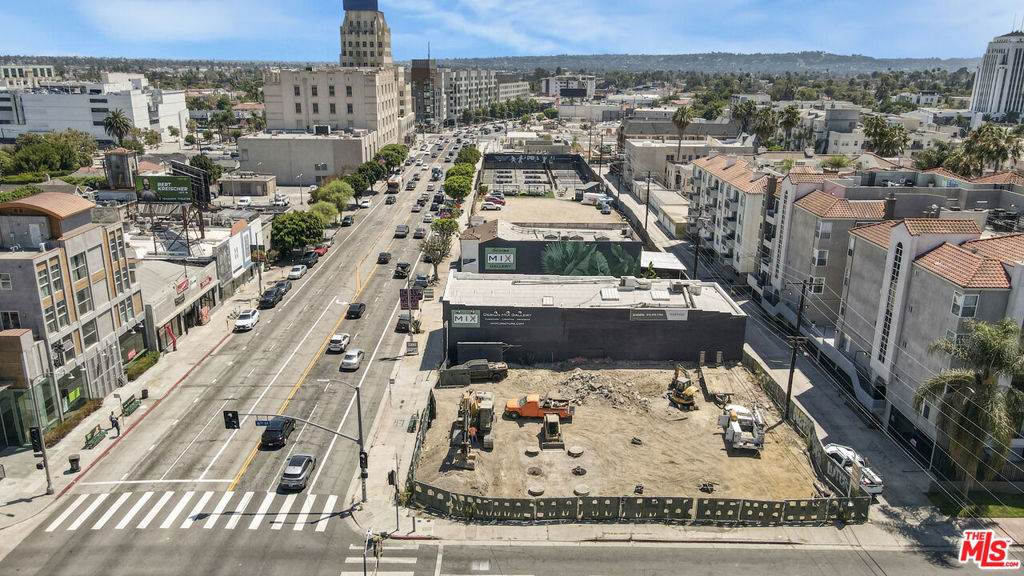 601 La Brea Avenue - Photo 1