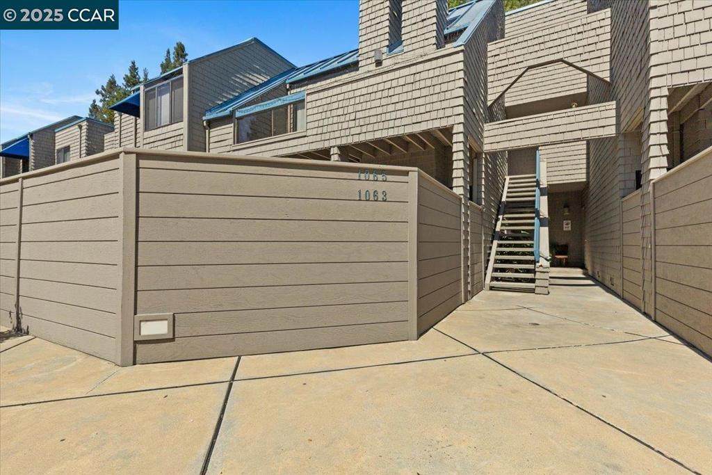 1063 Foxchase Dr - Photo 1