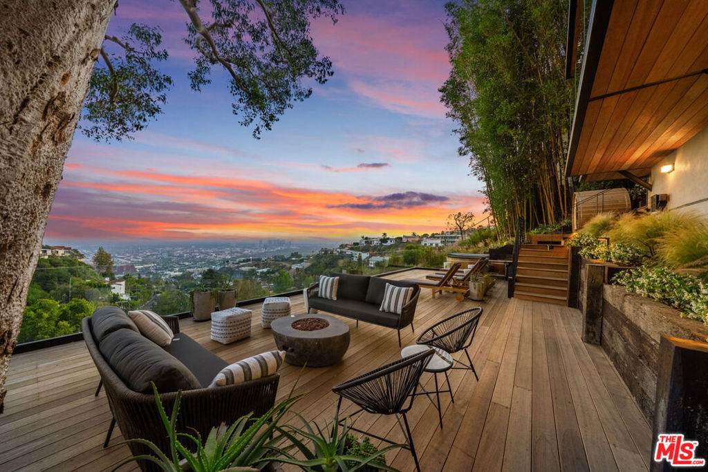 8800 Hollywood Boulevard - Photo 1