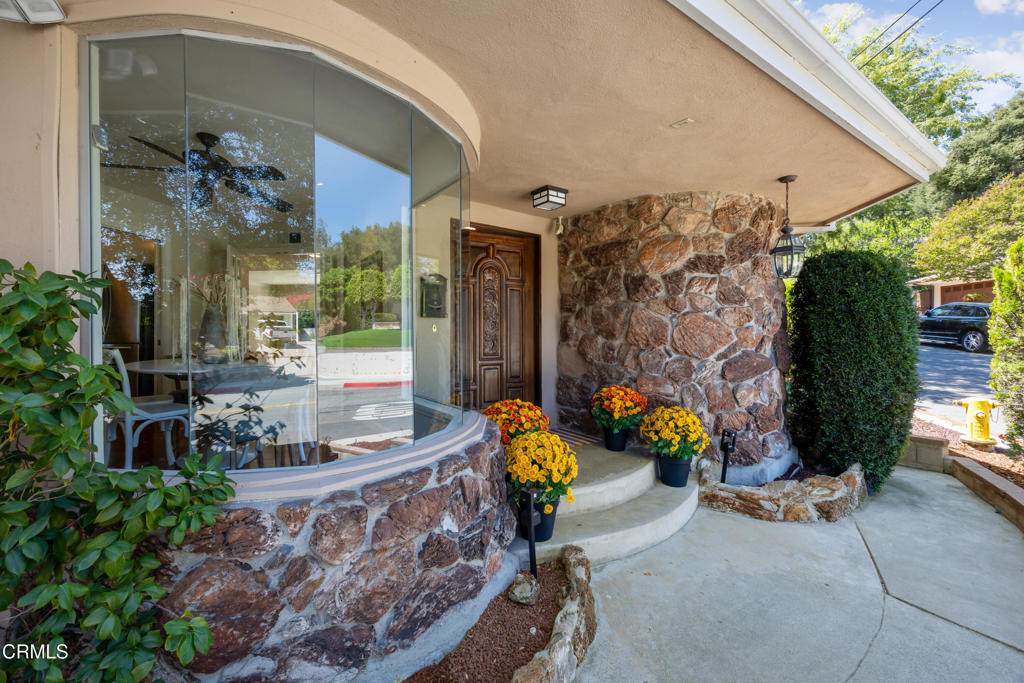 1574 Glenoaks Boulevard - Photo 1