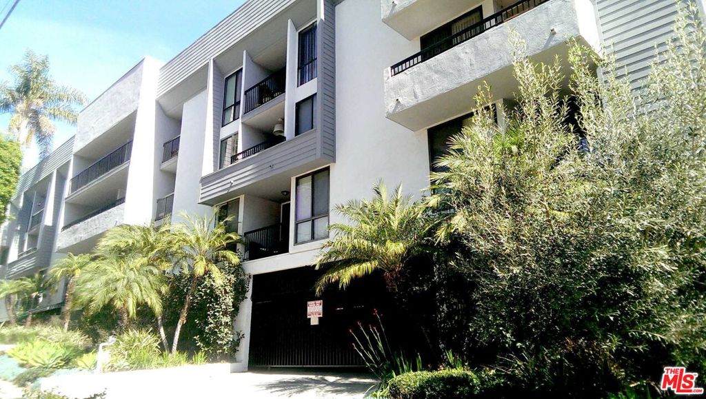 906 Doheny Drive - Photo 1