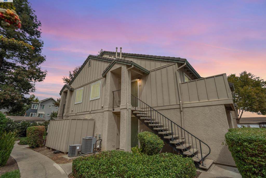 2193 Lakeview Cir - Photo 1