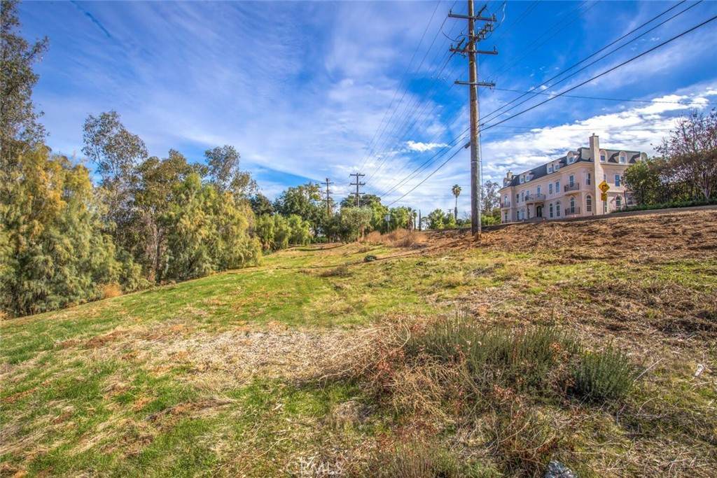 724 Sunset Drive - Photo 1
