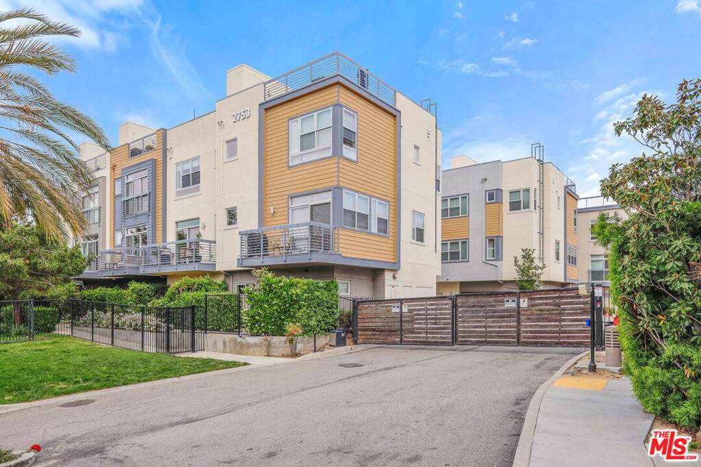 2753 Waverly Drive - Photo 1