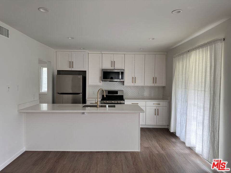 1104 Hudson Avenue - Photo 1