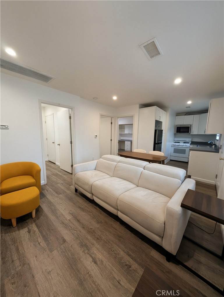 11106 Califa St - Photo 1