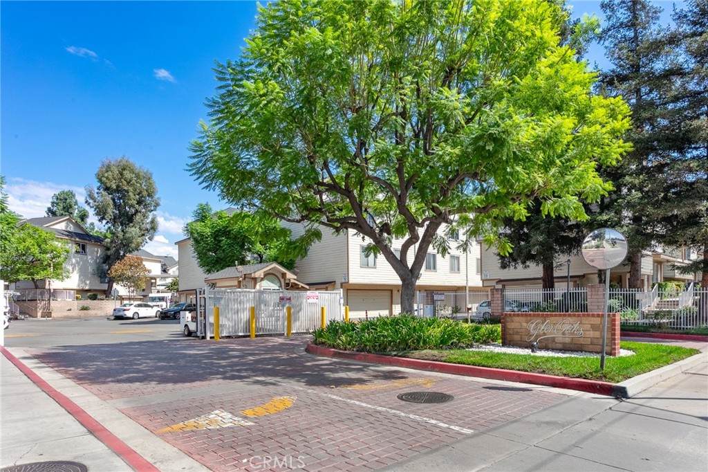 11150 Glenoaks - Photo 1