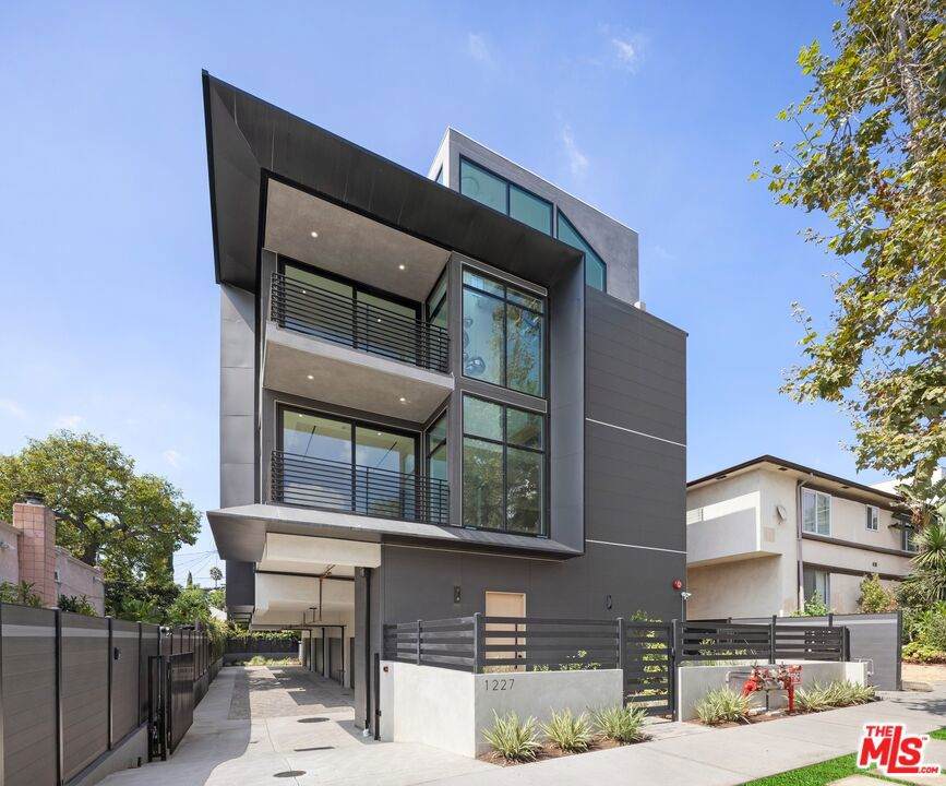 1227 Formosa Avenue - Photo 1