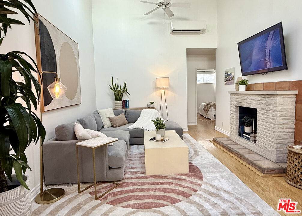 732 Navy Street - Photo 1