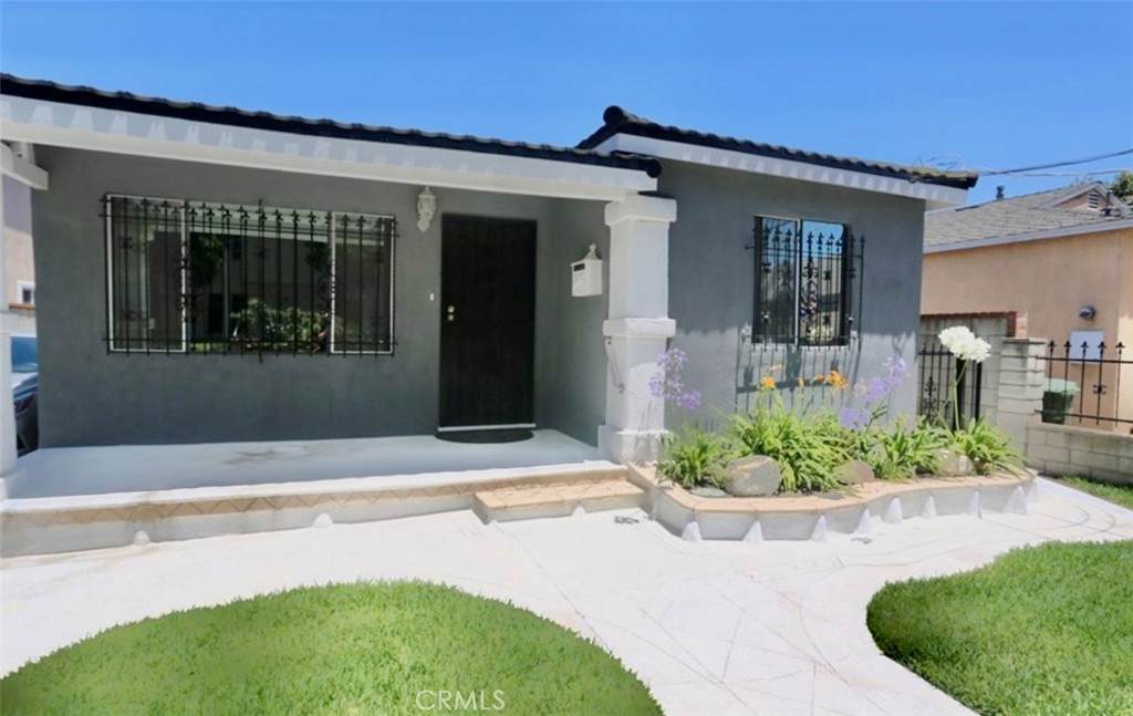 1526 Lakme Avenue - Photo 1