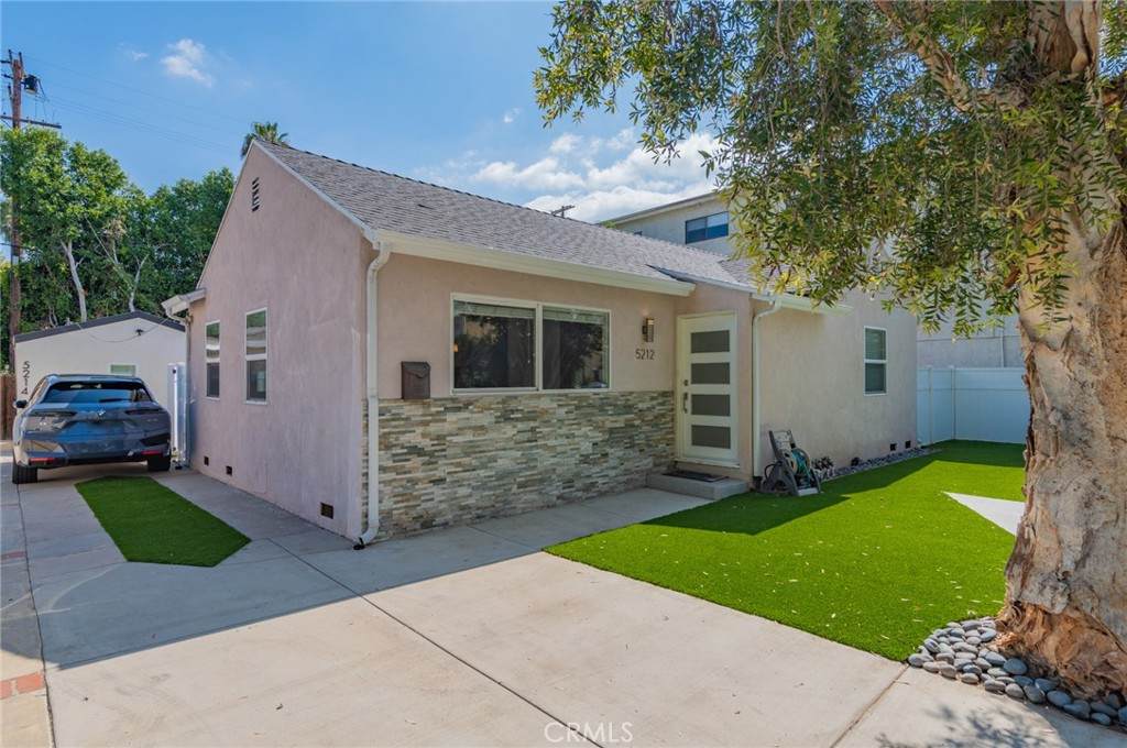 5212 Noble Avenue - Photo 1