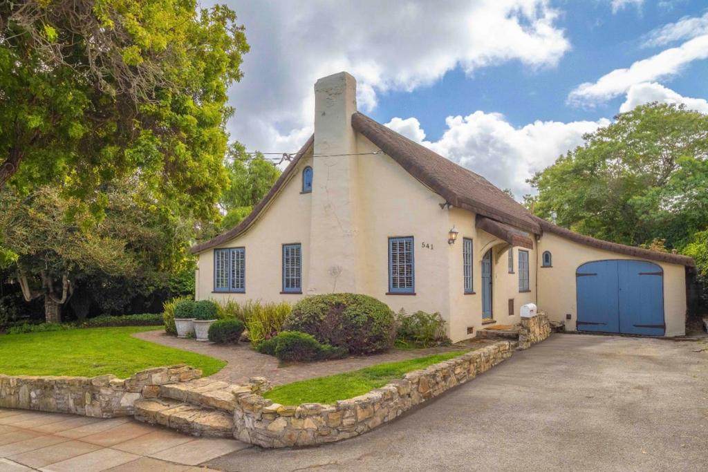  W Franklin Street - Photo 1