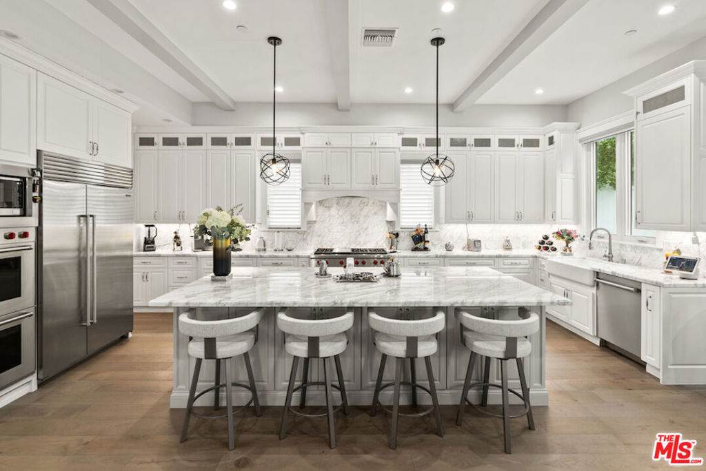 592 30th St - Photo 1