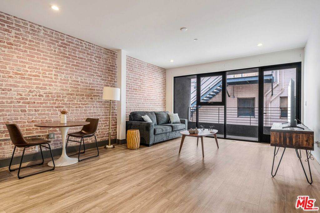 932 Hill Street - Photo 1