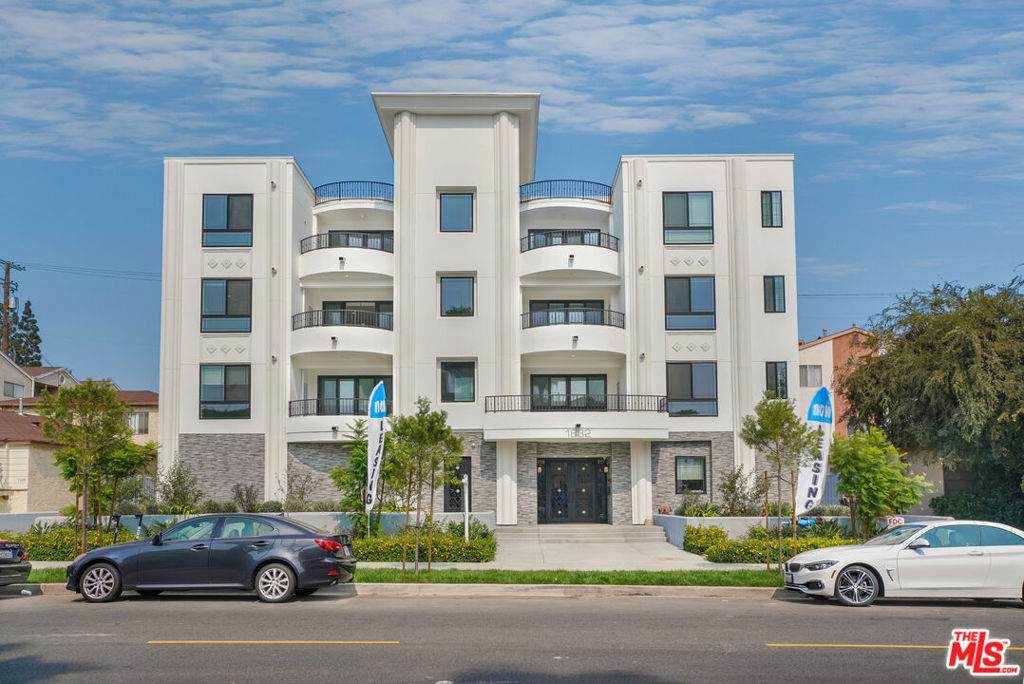 1832 Barrington Avenue - Photo 1