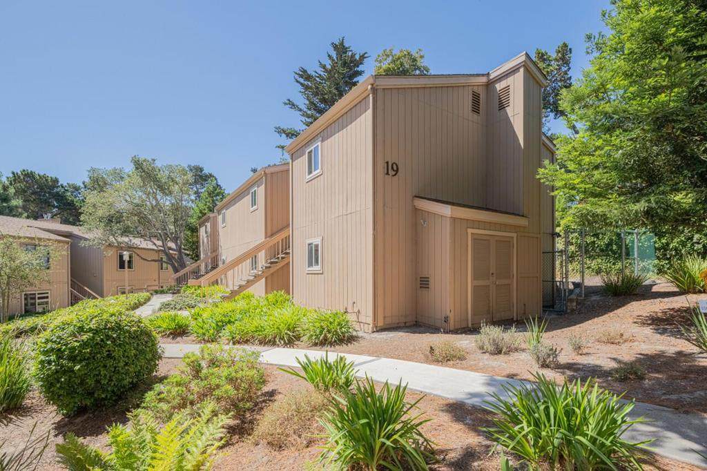 300 Glenwood Circle - Photo 1