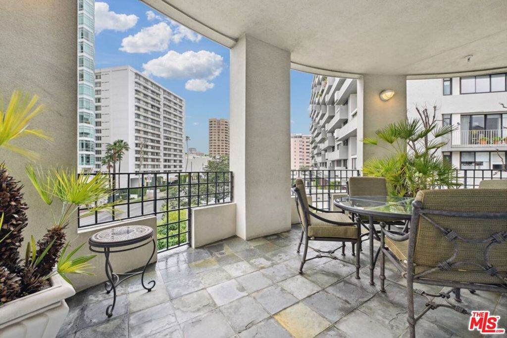 10351 Wilshire Boulevard - Photo 1