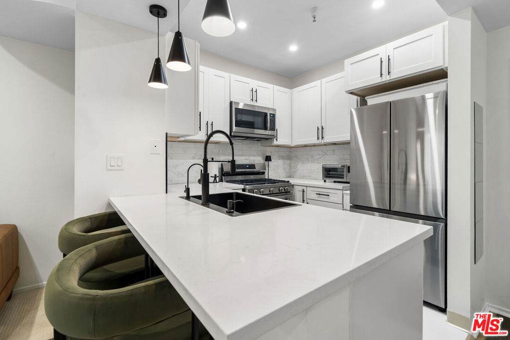 620 Gramercy Place - Photo 1